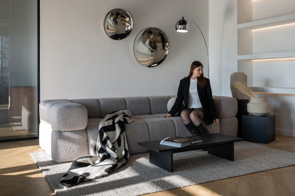 Wypoczynek do salonu z wysokim oparciem czy niskim?