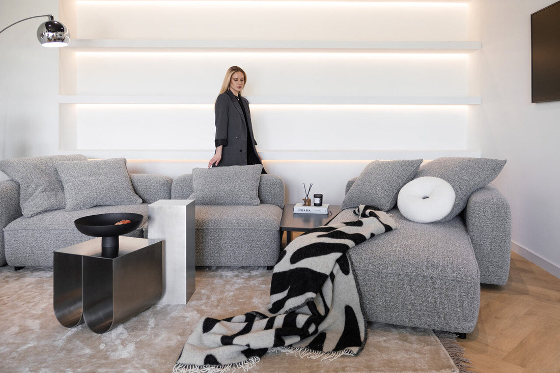 Jak urządzić salon z narożnikiem modułowym? Sprytne połączenia