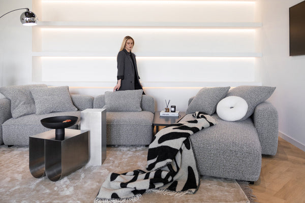 Jak urządzić salon z narożnikiem modułowym? Sprytne połączenia