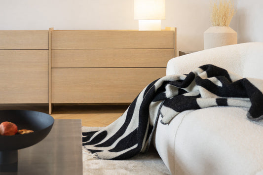 Koc, pled i narzuta – różnice, podobieństwa i wszechstronne zastosowanie