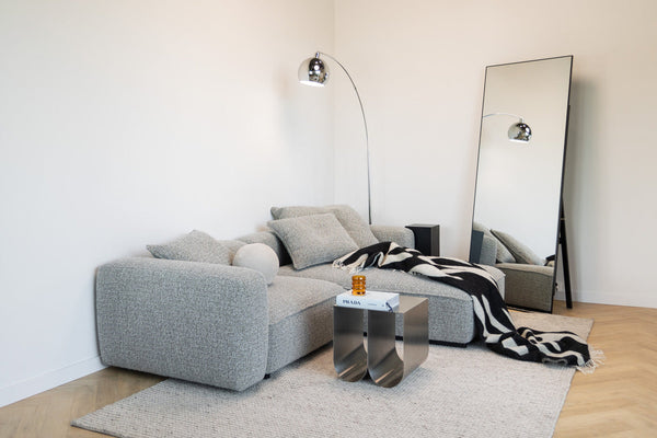 Jak wybrać idealny narożnik do małego salonu? Porady i inspiracje 2026