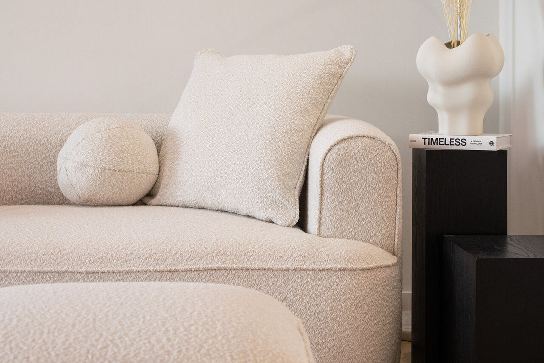 Niska sofa z głębokim siedziskiem – czy design może iść w parze z wygodą?