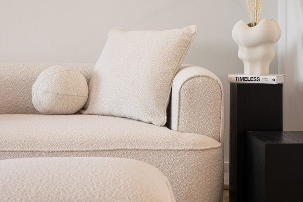 Niska sofa z głębokim siedziskiem – czy design może iść w parze z wygodą?
