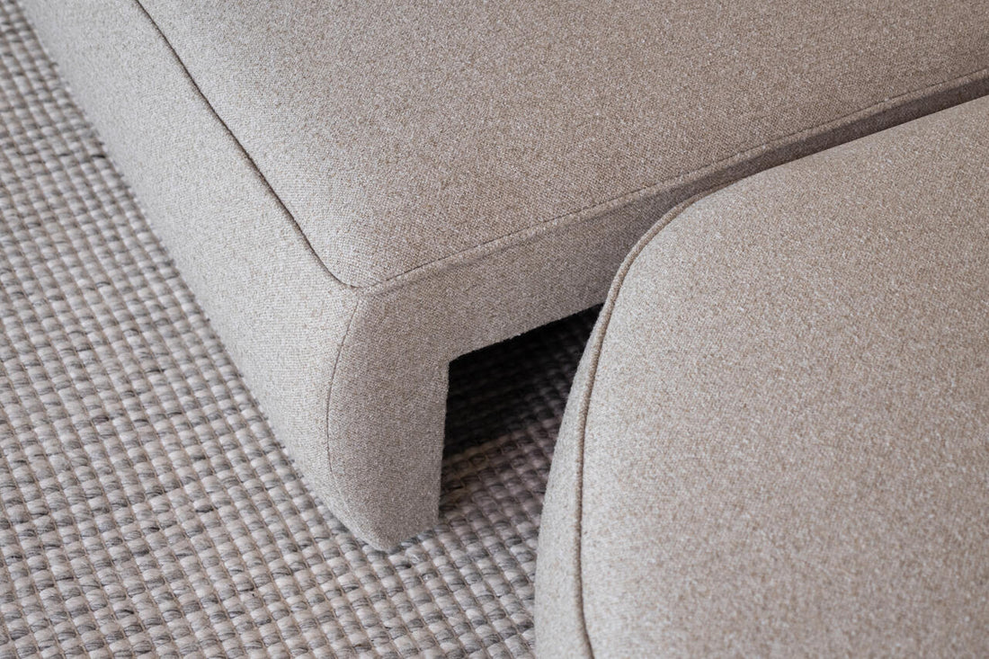Sofa z elektrycznie wysuwanym siedziskiem – ile potrzebuje miejsca z przodu i z tyłu?