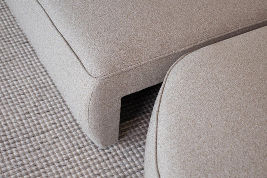 Sofa z elektrycznie wysuwanym siedziskiem – ile potrzebuje miejsca z przodu i z tyłu?