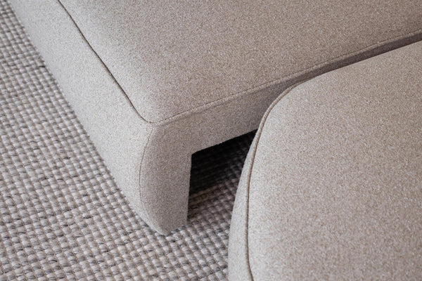 Sofa z elektrycznie wysuwanym siedziskiem – ile potrzebuje miejsca z przodu i z tyłu?