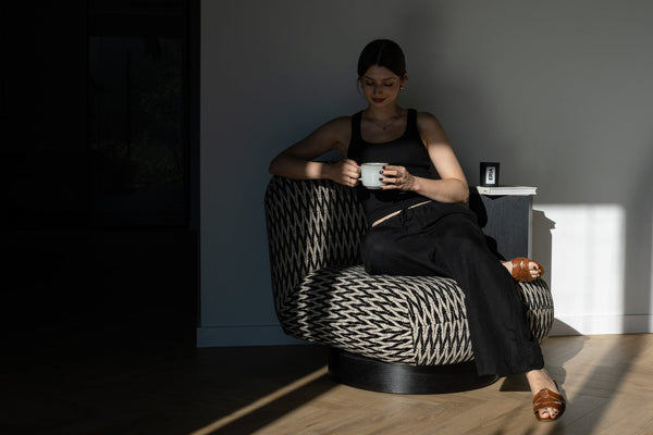 Home office w salonie? Wydziel strefę pracy bez utraty przytulności