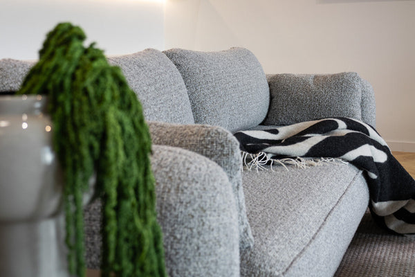 Kiedy sofa dwuosobowa to dobry wybór? Mały mebel o wielkich możliwościach