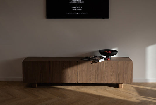 Szafka RTV do nowoczesnego salonu – na co zwrócić uwagę?