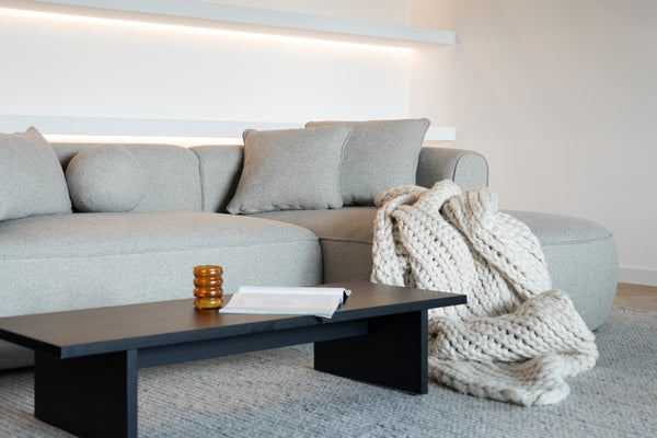 Narożnik i sofa z pojemnikiem na pościel – jaką ma pojemność i dlaczego warto go mieć?